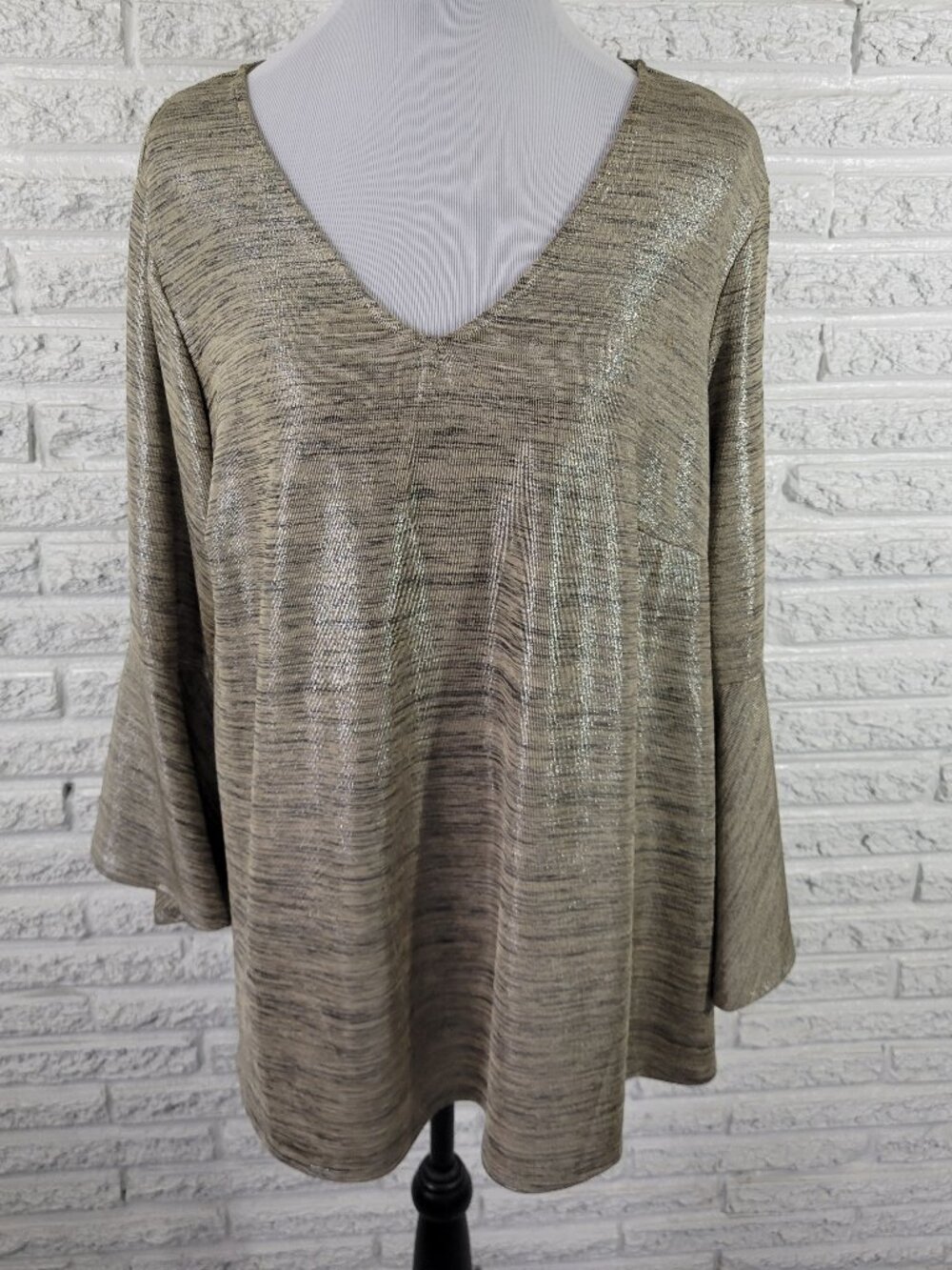 Valerie Stevens 1X Gold Metallic Knit Blouse V-Neck Long Bell Sleeve Top A10E